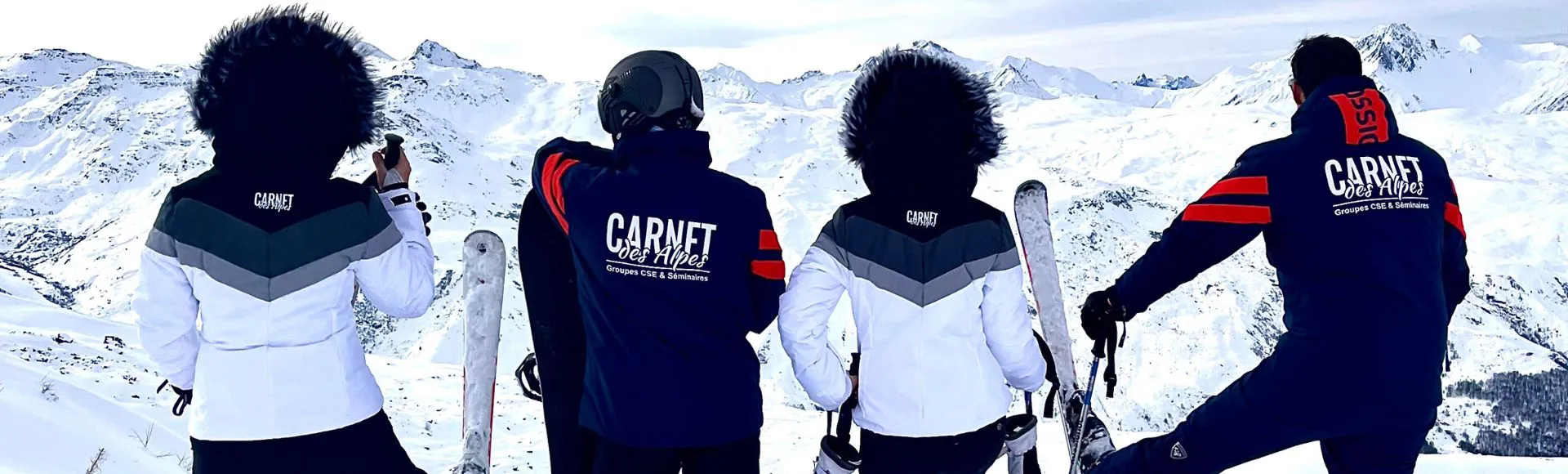 Equipe de Carnet des Alpes en team-building avec une activité ski.